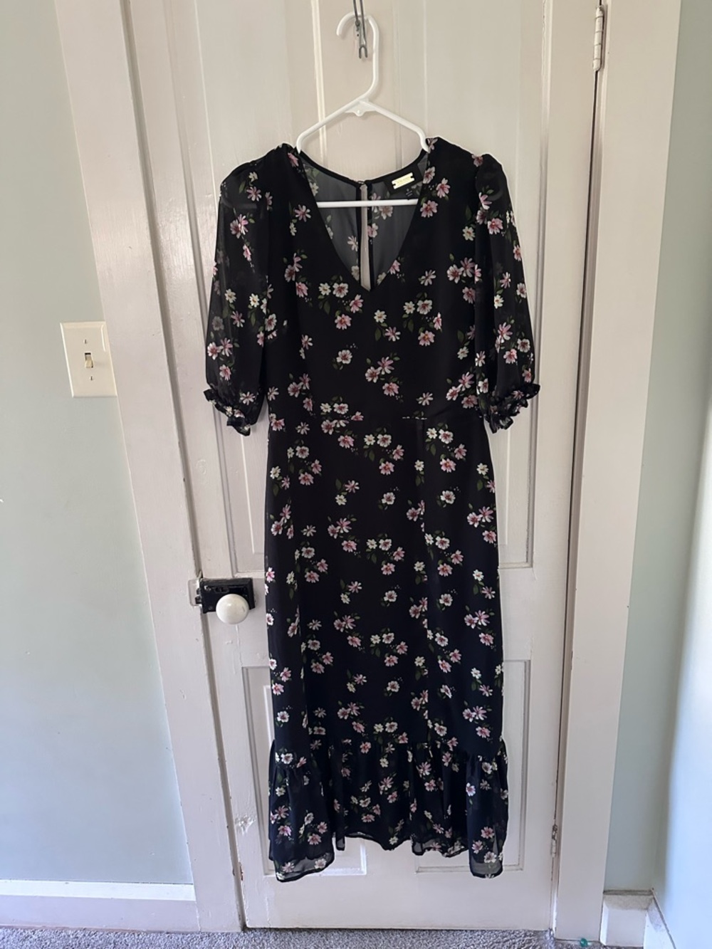 Alexia Admor Black Floral Midi Dress with Puff Sleeves